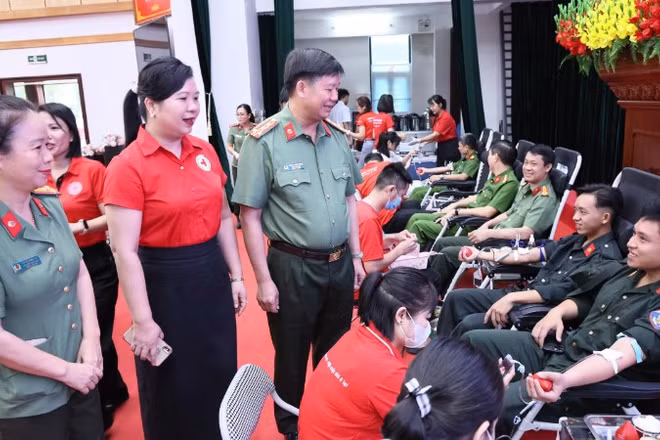 Lãnh đạo Công an tỉnh và Hội Chữ thập đỏ tỉnh Tuyên Quang hỏi thăm, động viên cán bộ chiến sĩ tham gia hiến máu.