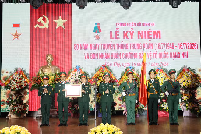 Trung đoàn 98 vinh dự đón nhận Huân chương Bảo vệ Tổ quốc hạng Nhì.