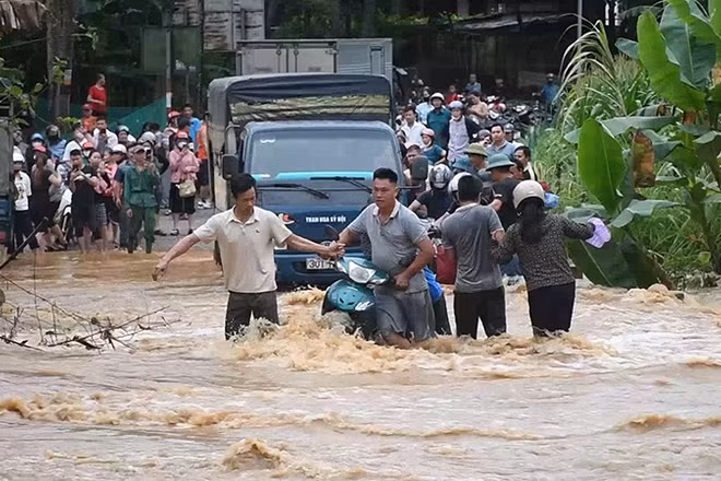Người dân xã Yên Phú hỗ trợ nhau di chuyển tài sản đến nơi an toàn.