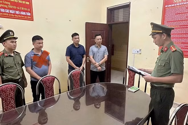 Đối tượng Vũ Văn Thìn (dấu X) tại Cơ quan An ninh điều tra, Công an tỉnh Tuyên Quang.