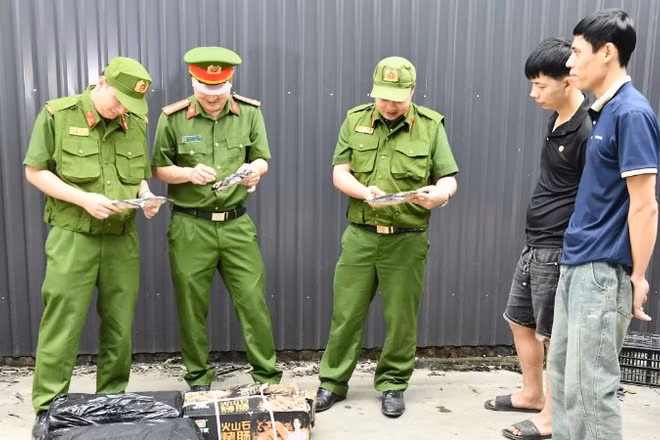 Lực lượng Công an tỉnh Tuyên Quang tạm giữ toàn bộ số lạp xưởng không rõ nguồn gốc xuất xứ.