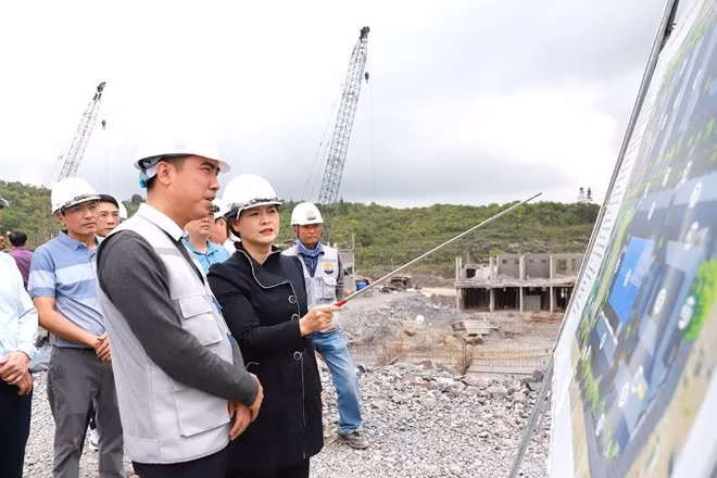 Đoàn công tác của tỉnh Tuyên Quang kiểm tra tiến độ thi công Trường phổ thông nội trú liên cấp tiểu học và trung học cơ sở Sơn Vĩ vào cuối tháng 4/2026.