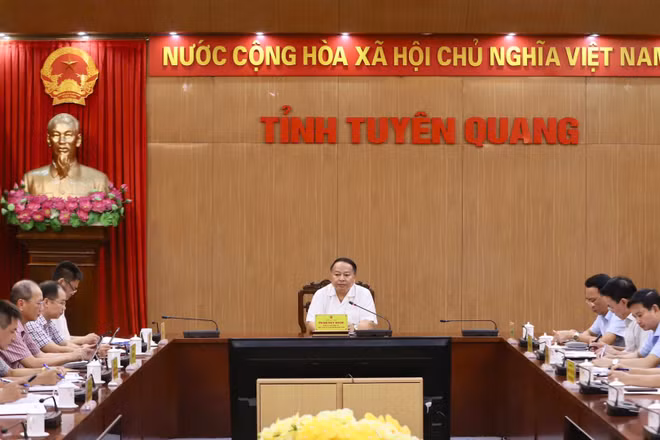 Chủ tịch Ủy ban nhân dân tỉnh Tuyên Quang Phan Huy Ngọc chủ trì cuộc họp. (Ảnh: DT)