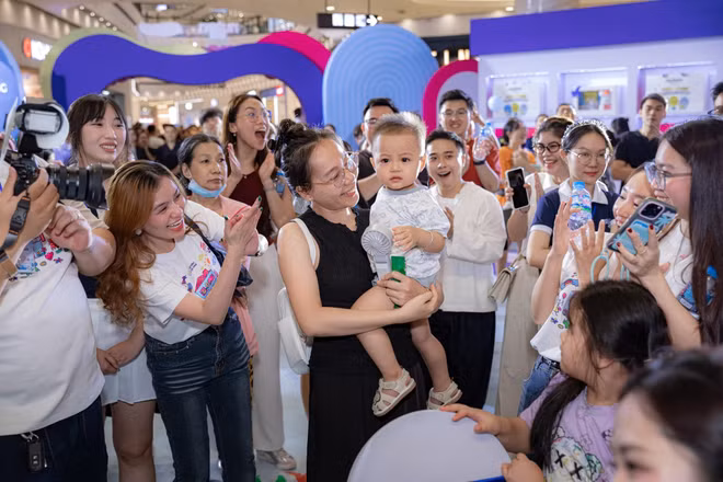 “Ngày hội thôi nôi” quy tụ hàng trăm gia đình, hướng tới xác lập kỷ lục Việt Nam.