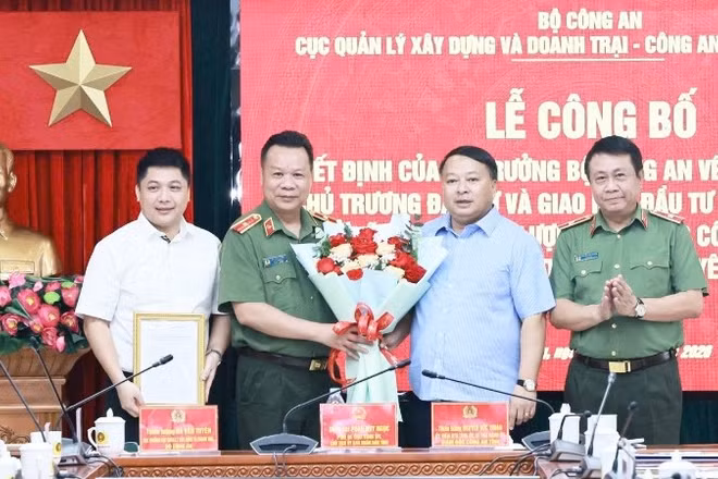 Đại diện Bộ Công an trao quyết định phê duyệt chủ trương đầu tư, giao chủ đầu tư thực hiện Dự án xây dựng nhà ở xã hội cho lực lượng vũ trang Công an nhân dân trên địa bàn tỉnh Tuyên Quang.