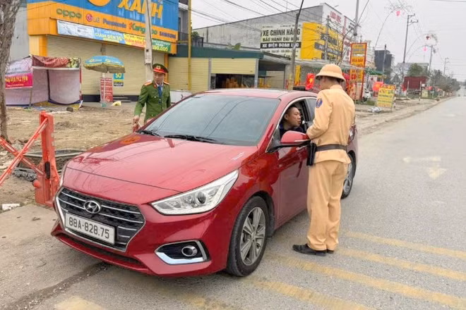 Lực lượng Cảnh sát giao thông, Công an tỉnh Tuyên Quang ra quân kiểm tra nồng độ cồn dịp nghỉ Tết.