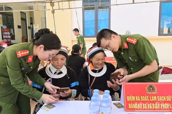 Cán bộ Công an xã Thuận Hòa hướng dẫn người dân sử dụng các ứng dụng chuyển đổi số.
