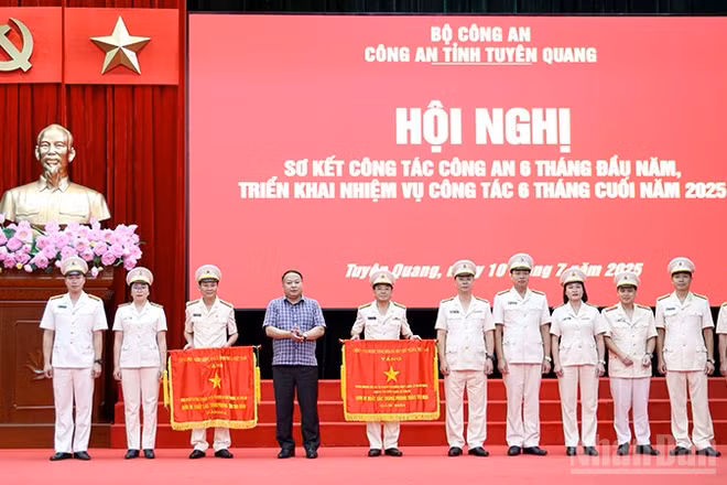 Thừa ủy quyền của Thủ tướng Chính phủ, đồng chí Phan Huy Ngọc, Chủ tịch Ủy ban nhân dân tỉnh Tuyên Quang tặng Cờ thi đua cho 2 tập thể.