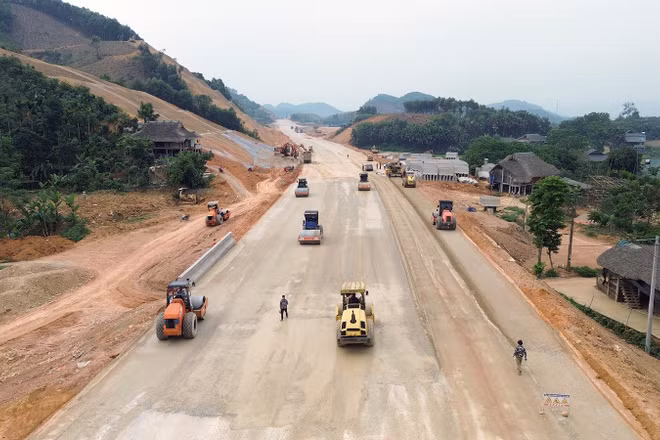 Đơn vị thi công huy động phương tiện, thiết bị thi công xuyên lễ.