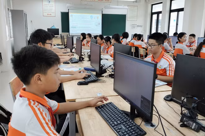 Chuyển đổi số đang kéo học sinh vào trung tâm của quá trình học tập. (Ảnh: ĐỖ BẢO)