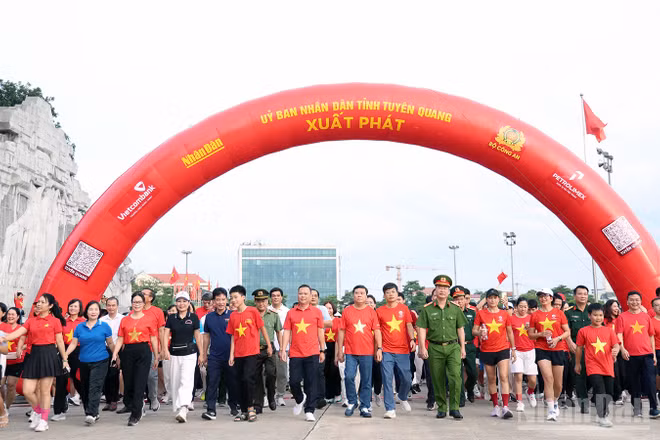 Đại biểu và người dân tại Quảng trường Nguyễn Tất Thành, phường Minh Xuân xuất phát đi bộ hưởng ứng chương trình. (Ảnh: Đức Thắng)