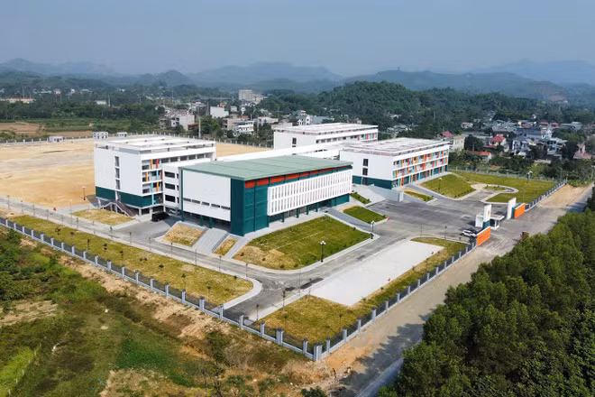 Đến nay, Cơ quan điều tra Công an tỉnh Tuyên Quang đã khởi tố 27 bị can trong vụ án "Lợi dụng chức vụ, quyền hạn trong thi hành công vụ" tại điểm thi Trường trung học phổ thông Chuyên Tuyên Quang để phục vụ công tác điều tra.