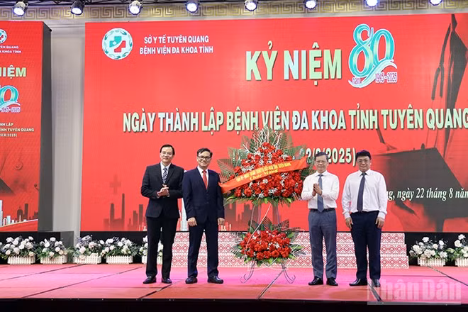 Lãnh đạo Hội đồng nhân dân tỉnh tặng hoa chúc mừng lãnh đạo Bệnh viện đa khoa tỉnh Tuyên Quang.