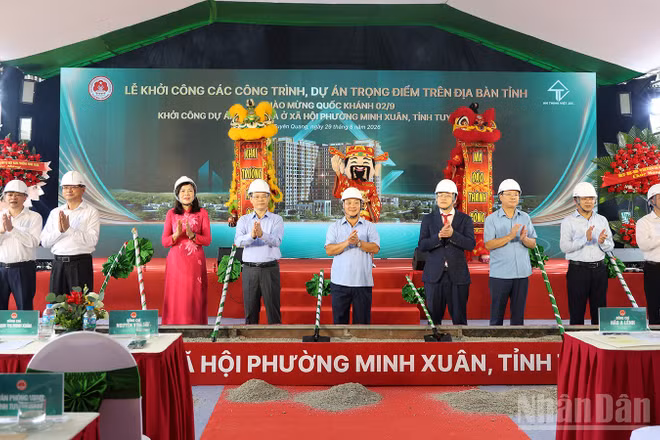 Đại biểu thực hiện nghi thức khởi công dự án.