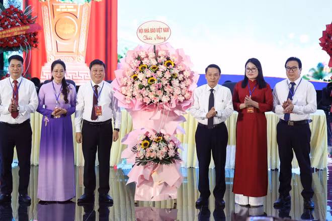 Đồng chí Nguyễn Đức Lợi, nguyên Ủy viên Trung ương Đảng, Phó Chủ tịch Thường trực Hội Nhà báo Việt Nam tặng hoa chúc mừng Đại hội.