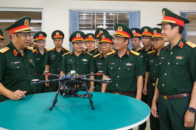 Thượng tướng Phạm Hoài Nam, Ủy viên Trung ương Đảng, Thứ trưởng Quốc phòng kiểm tra sản phẩm UAV do Nhà máy Z113 nghiên cứu sản xuất.