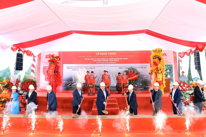 Các đại biểu thực hiện nghi thức khởi công dự án.