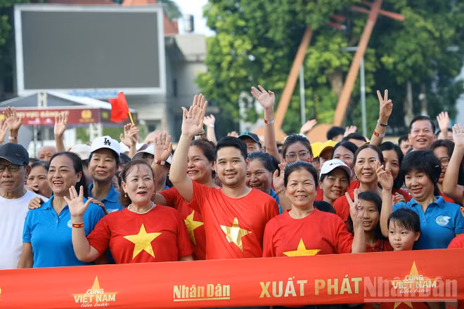 Đông đảo người dân tại Tuyên Quang tham gia chương trình đi bộ "Cùng Việt Nam tiến bước" năm 2025. (Ảnh: ĐỨC THẮNG)