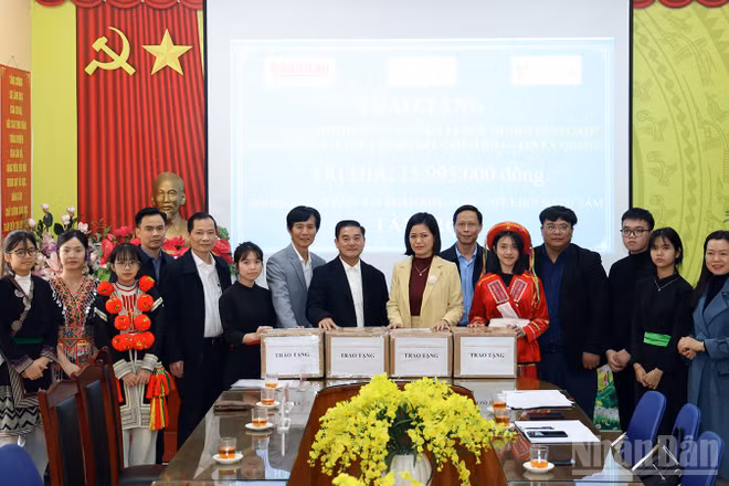 Đơn vị tài trợ trao tặng "Tủ sách tri thức - Thư viện vì học sinh vùng cao" trị giá gần 16 triệu cho Trường phổ thông dân tộc nội trú trung học cơ sở và trung học phổ thông Chiêm Hóa.