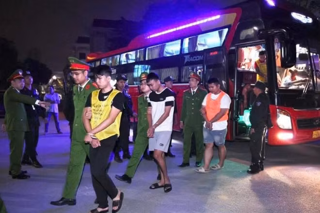 Các đối tượng được lực lượng Công an tỉnh Tuyên Quang di lý về nước để làm rõ hành vi phạm tội.