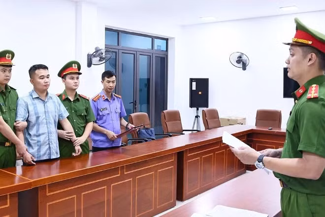 Cơ quan Cảnh sát điều tra Công an tỉnh Tuyên Quang thi hành Lệnh giữ người đối với Nguyễn Hà Duy, giáo viên Trường THPT Chuyên Tuyên Quang để điều tra.