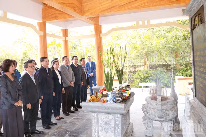Đại biểu dâng hương tại Nhà truyền thống Đảng ủy các cơ quan Dân-Chính-Đảng Trung ương.