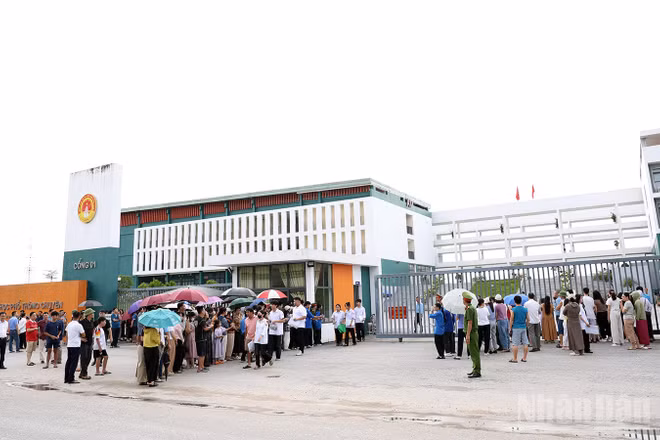Ngày đầu thi lại tốt nghiệp trung học phổ thông tại Trường trung học phổ thông Chuyên Tuyên Quang diễn ra an toàn, nghiêm túc.