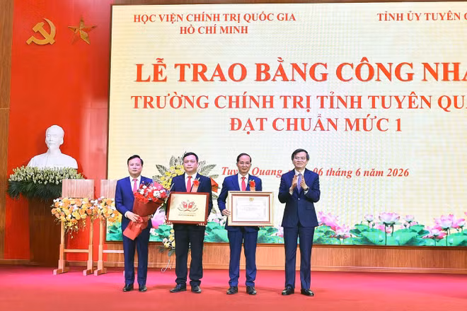 Phó Giáo sư, Tiến sĩ Đoàn Minh Huấn - Giám đốc Học viện Chính trị quốc gia Hồ Chí Minh trao Bằng công nhận đạt chuẩn mức 1 cho Trường Chính trị tỉnh Tuyên Quang.