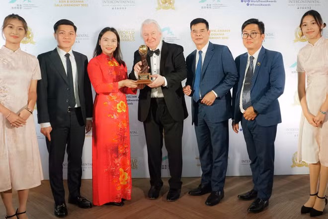 Đại diện tỉnh Tuyên Quang đón nhận danh hiệu “Điểm đến văn hóa khu vực hàng đầu châu Á năm 2025”.