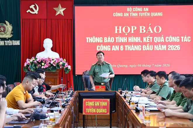 Đại tá Hoàng Văn Mạnh, Phó Giám đốc Công an tỉnh Tuyên Quang, chủ trì họp báo.