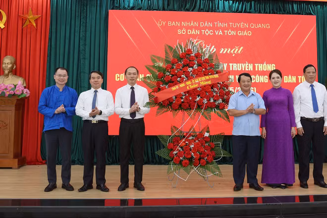 Đồng chí Hầu A Lềnh, Bí thư Tỉnh ủy Tuyên Quang tặng hoa chúc mừng lãnh đạo Sở Dân tộc và Tôn giáo tỉnh Tuyên Quang.