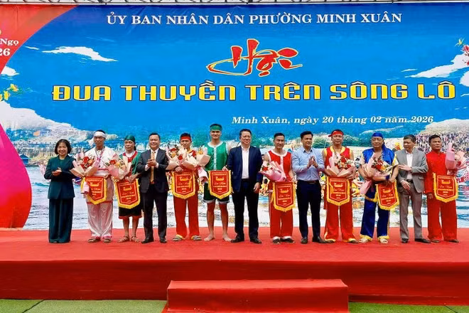 Ban tổ chức trao cờ lưu niệm cho các đội tham dự giải đua thuyền trên sông Lô Xuân Bính Ngọ 2026.