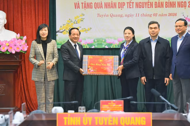 Đồng chí Trịnh Văn Quyết trao quà tặng các đồng chí lãnh đạo tỉnh Tuyên Quang.