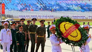 Đoàn quân nhân Liên bang Nga vào lăng viếng Chủ tịch Hồ Chí Minh sáng 31/8.