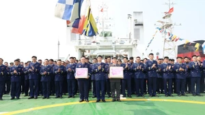 Tặng quà chúc Tết các tàu Cảnh sát biển.