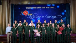 Các đại biểu chụp hình lưu niệm với nhân chứng lịch sử.