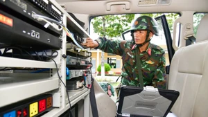 Thượng úy Phan Khắc Vủ, Trưởng xe VSAT2, Tiểu đoàn 3 kiểm tra đường truyền thiết bị.