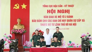 Các đồng chí lãnh đạo Tổng cục Hậu cần-Kỹ thuật, Bộ Tư lệnh Thủ đô Hà Nội và lãnh đạo thành phố Hà Nội chứng kiến bàn giao xe.