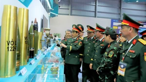 Đại tướng Phan Văn Giang, Ủy viên Bộ Chính trị, Phó Bí thư Quân ủy Trung ương, Bộ trưởng Quốc phòng cùng các lãnh đạo Tổng cục Công nghiệp Quốc phòng tham quan sản phẩm Công nghiệp quốc phòng trưng bày tại triển lãm Quốc phòng quốc tế Việt Nam 2024.