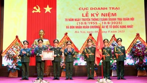 Thừa ủy quyền của Chủ tịch nước, Thượng tướng Lê Huy Vịnh trao Huân chương Bảo vệ Tổ quốc hạng Nhất tặng Cục Doanh trại.
