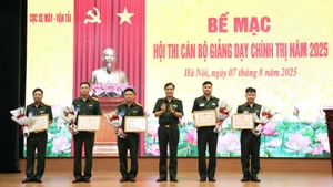 Lãnh đạo, chỉ huy Cục Xe máy-Vận tải trao Bằng khen cho các đồng chí đạt giải Nhất, Nhì, Ba tại hội thi.