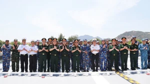 Thượng tướng Nguyễn Văn Nghĩa tặng quà và động viên các lực lượng tham gia luyện tập diễu binh trên biển.