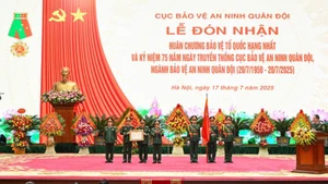  Thừa ủy quyền của Chủ tịch nước, Đại tướng Trịnh Văn Quyết trao Huân chương Bảo vệ Tổ quốc hạng Nhất tặng Cục Bảo vệ an ninh Quân đội. 
