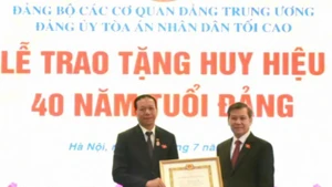 Chánh án Tòa án nhân dân tối cao trao tặng Huy hiệu 40 năm tuổi Đảng cho đồng chí Nguyễn Trí Tuệ.