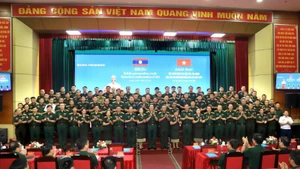 Lãnh đạo Tổng cục Hậu cần-Kỹ thuật và Học viện Hậu cần chụp ảnh chung với các cán bộ Quân đội Lào tham gia tập huấn.
