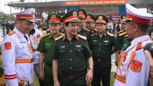 Bộ trưởng Quốc phòng Phan Văn Giang động viên các lực lượng tham gia diễu binh, diễu hành.