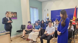 Ông Martin Mercado, Phó Giám đốc Điều hành Cơ quan Xúc tiến Thương mại và Đầu tư Uruguay, trả lời thắc mắc của các doanh nghiệp Việt Nam. (Ảnh: KHẮC KIÊN)