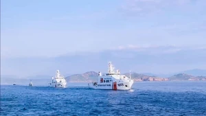 Các tàu Cảnh sát biển Việt Nam luyện tập vận động đội hình diễu binh trên biển.