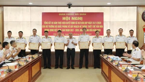 Chuẩn Đô đốc Đỗ Văn Yên, Phó Chính ủy Hải quân, trao tặng bằng khen cho các tập thể, cá nhân.