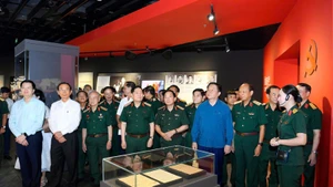 Lãnh đạo Đảng, Nhà nước, Quân đội tham quan Bảo tàng Lịch sử Quân sự Việt Nam.